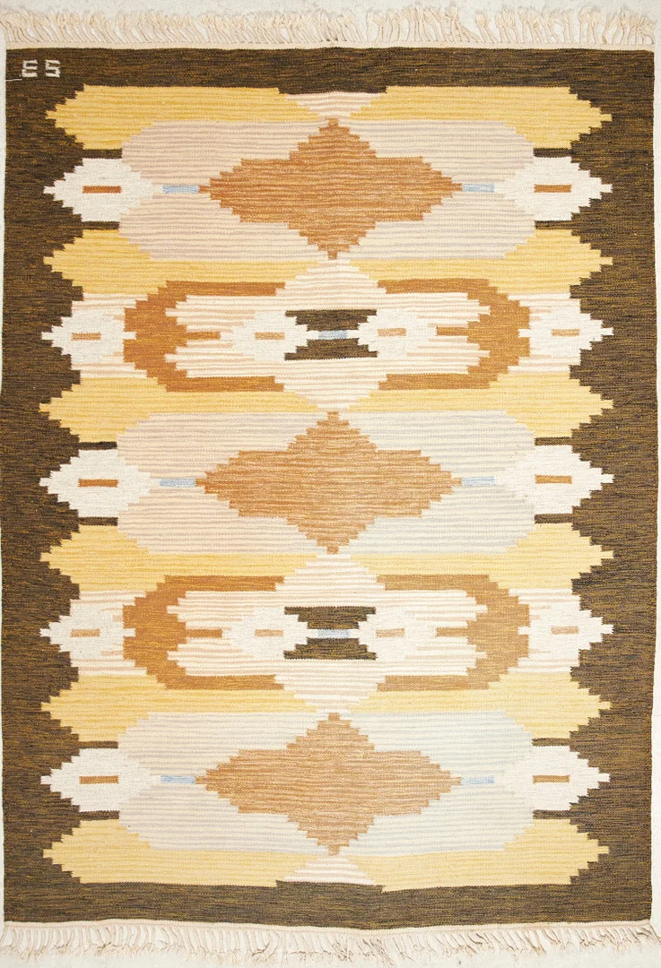 EVY SVENSSON. Matta, rölakan, geometriskt mönster i bruna och gula nyanser, monogramsignerad, mått ca 233x174 cm. — Carpets — Stockholms Auktionsverk Sickla