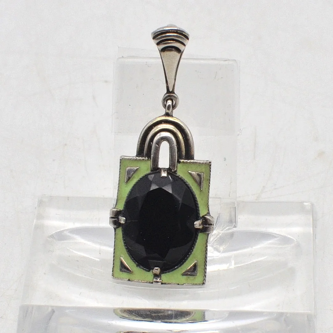 THEODOR FAHRNER. DESIGNERANHÄNGER AUS 935ER SILBER, EMAILLIERT, MIT GROSSEM STEIN, DEUTSCHLAND, UM 1920ER, MEISTERPUNZE. — Brooches & Pendants — Kunst- und Auktionshaus Kleinhenz