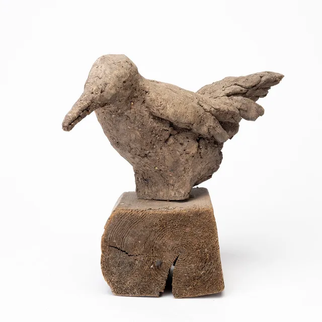EVERT LINDFORS. Skulptur, fågel, bemålad terrakotta, på träsockel märkt E. Lindfors.