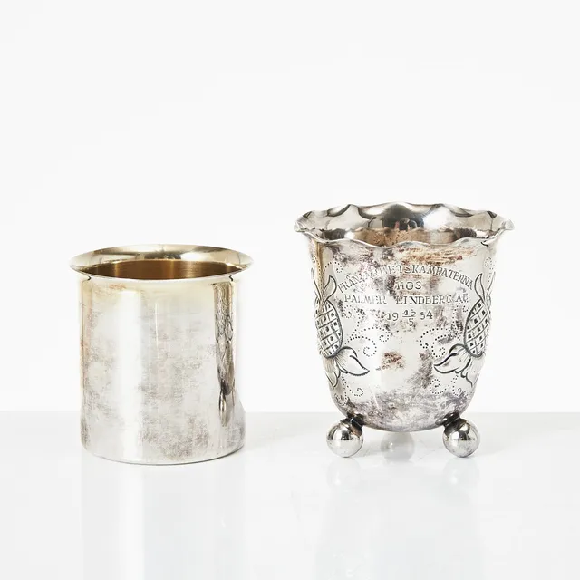 SUPKOPPAR, 2 st., silver, 1900-tal varav en på kulfötter.