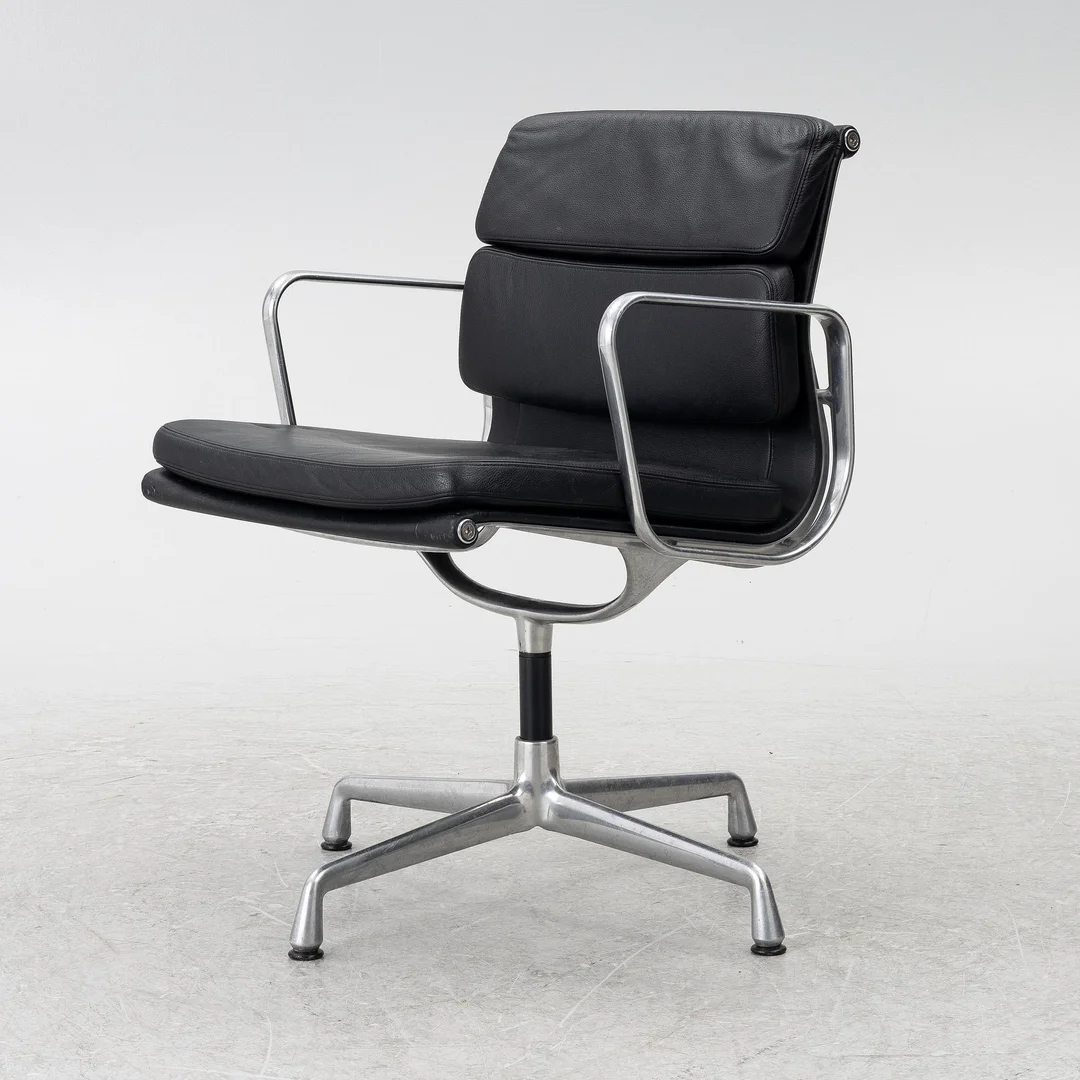 Charles & Ray Eames, Kontorsstol, "EA208 Soft Pad Chair", Vitra. — Design/Möbler — Bukowskis