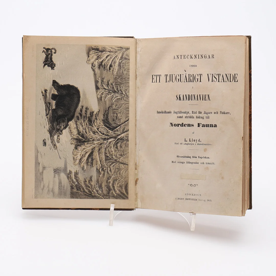 ETT SKAMFILAT EXEMPLAR AV LLOYD LLEWELLYNS ANTECKNINGAR UNDER ETT TJUGUÅRIGT VISTANDE I SKANDINAVIEN 1855 MED LITOGRAFIER OCH TRÄSNITT. — Books — Crafoord Auktioner Lund