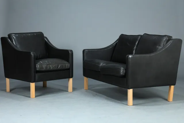 Hurup Møbelfabrik. To-pers. sofa samt tilhørende lænestol (2)