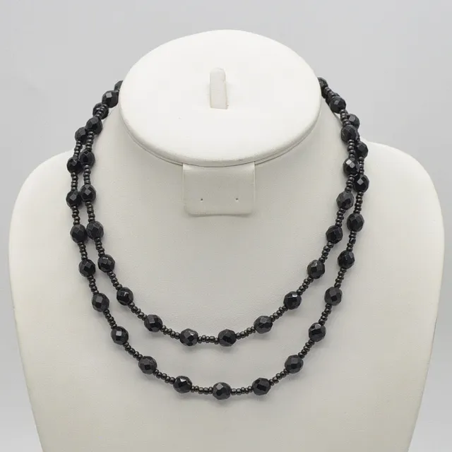 VINTAGE PERLENCOLLIER AUS GLAS, FACETTIERTE SCHWARZE PERLEN, SCHRAUBVERSCHLUSS AUS METALL, CA. 90 CM.