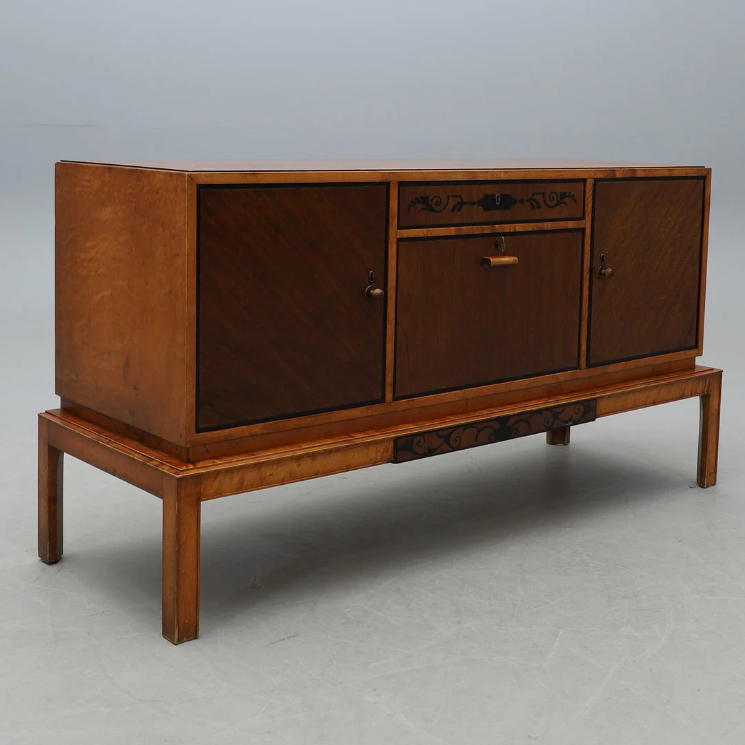 SIDEBOARD, Art Deco, 1920/30-tal. — Cupboards, Cabinets & Shelves — Crafoord Auktioner Malmö