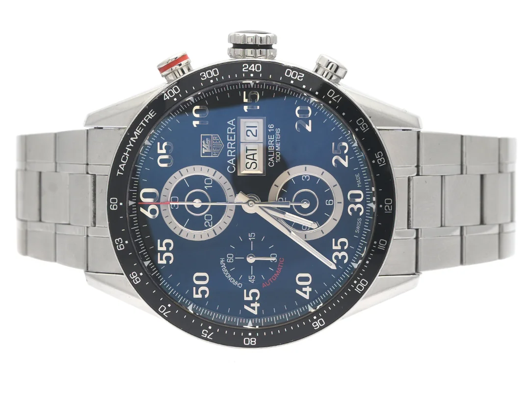 TAG HEUER, Carrera, Calibre 16 (100 METERS), "Tachymetre", Cal 16 (ETA 7750), Serie nr. EET3472, Ref nr. CV2A10.BA0796, Boett nr. CV2A10, kronograf, herrur, 43 mm, stål, automatisk, safirglas, dag, datum, glasbaksida, läderband, viklås, originallänk, viklås, Ref nr. FAA044-Y-L6/3139 Y, cert, april 2016, box, ytterkartong. — Klockor/Tag Heuer — Kaplans