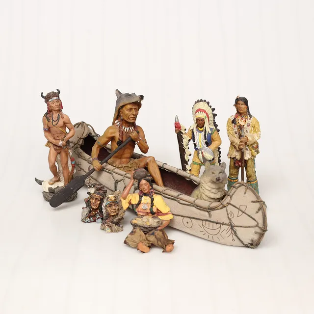 INDIANKANOT MED FIGURER, konstmassa, 9 delar.