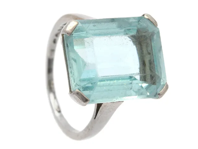 RING, platina, akvamarin ca 12 ct, Stockholm 1940, stl 17,75 mm, vikt 8,2 g, akvamarin med nagg och slitna fasettkanter.