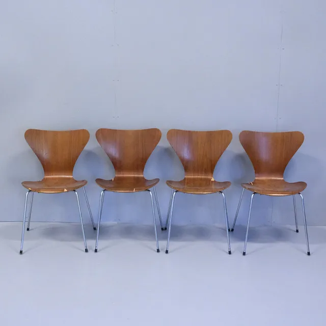 ARNE JACOBSEN. FYRA STOLAR, "SJUAN".