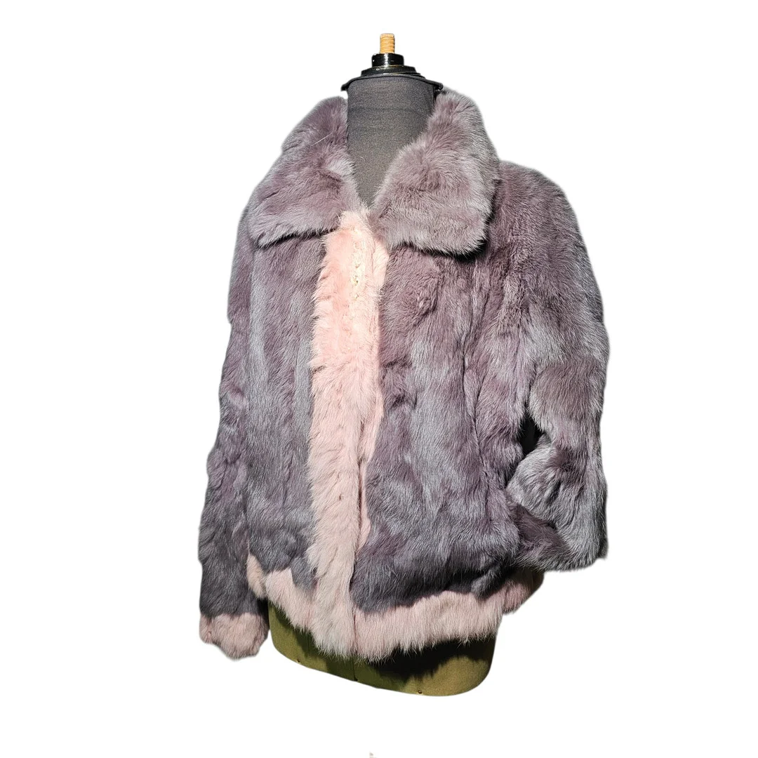 Chaqueta de rabbit color topo con detalle en ros a palo. Talla 42. A estrenar. Peletería Studio. — Vintage & Designer Fashion — Arce Auctions