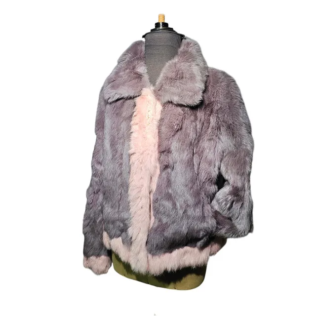 Chaqueta de rabbit color topo con detalle en ros a palo. Talla 42. A estrenar. Peletería Studio.