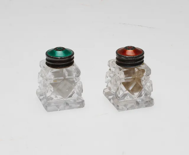 SALT- OCH PEPPARKAR, glas, silver och emalj, 1900-tal.