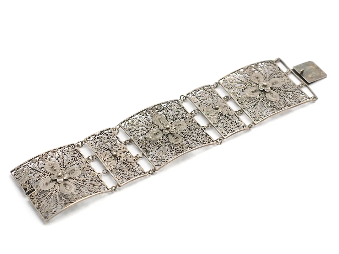 ARMBAND, silver, filigranarbete, vikt 38,6 g, längd 19 cm, saknar länkdelar. — Smycken/Armband — Kaplans