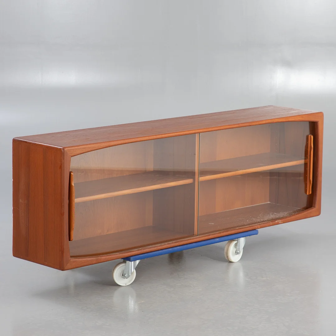 Teak Wandvitrine, Dänemark, 1960er Jahre. — Cupboards, Cabinets & Shelves — Stockholms Auktionsverk Hamburg