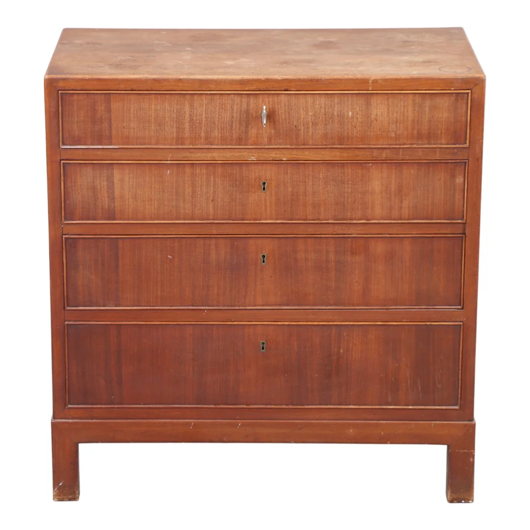 DANSK SNEDKERMESTER. Lille kommode af mahogni, 1930'erne. — Chests of drawers — Bidstrup Auktioner