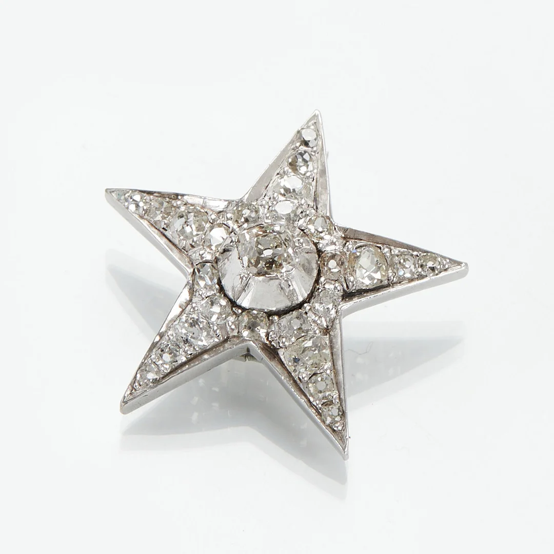 BROSCH, stjärnformad, med 26 gammelslipade diamanter om totalt ca 1.5 ctv, 1800-tal. — Brooches & Pendants — Crafoord Auktioner Stockholm