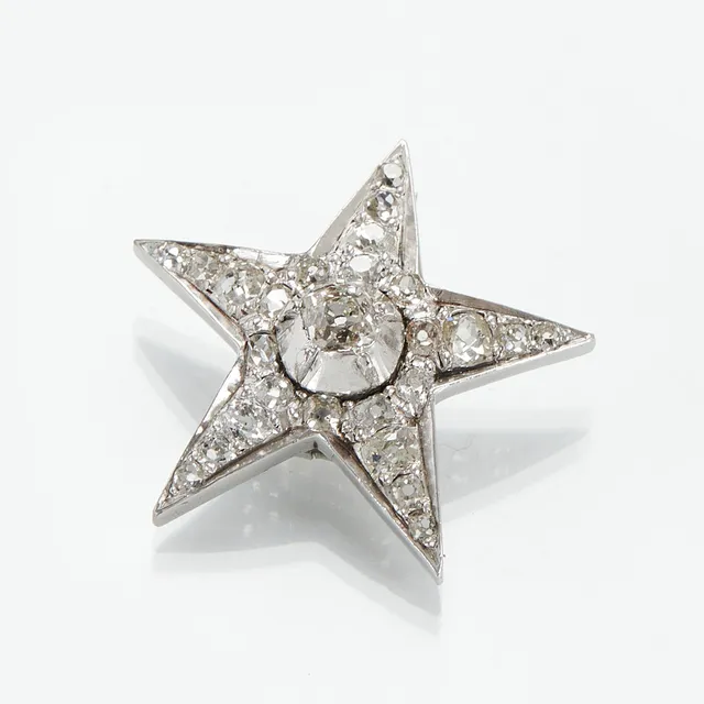 BROSCH, stjärnformad, med 26 gammelslipade diamanter om totalt ca 1.5 ctv, 1800-tal.