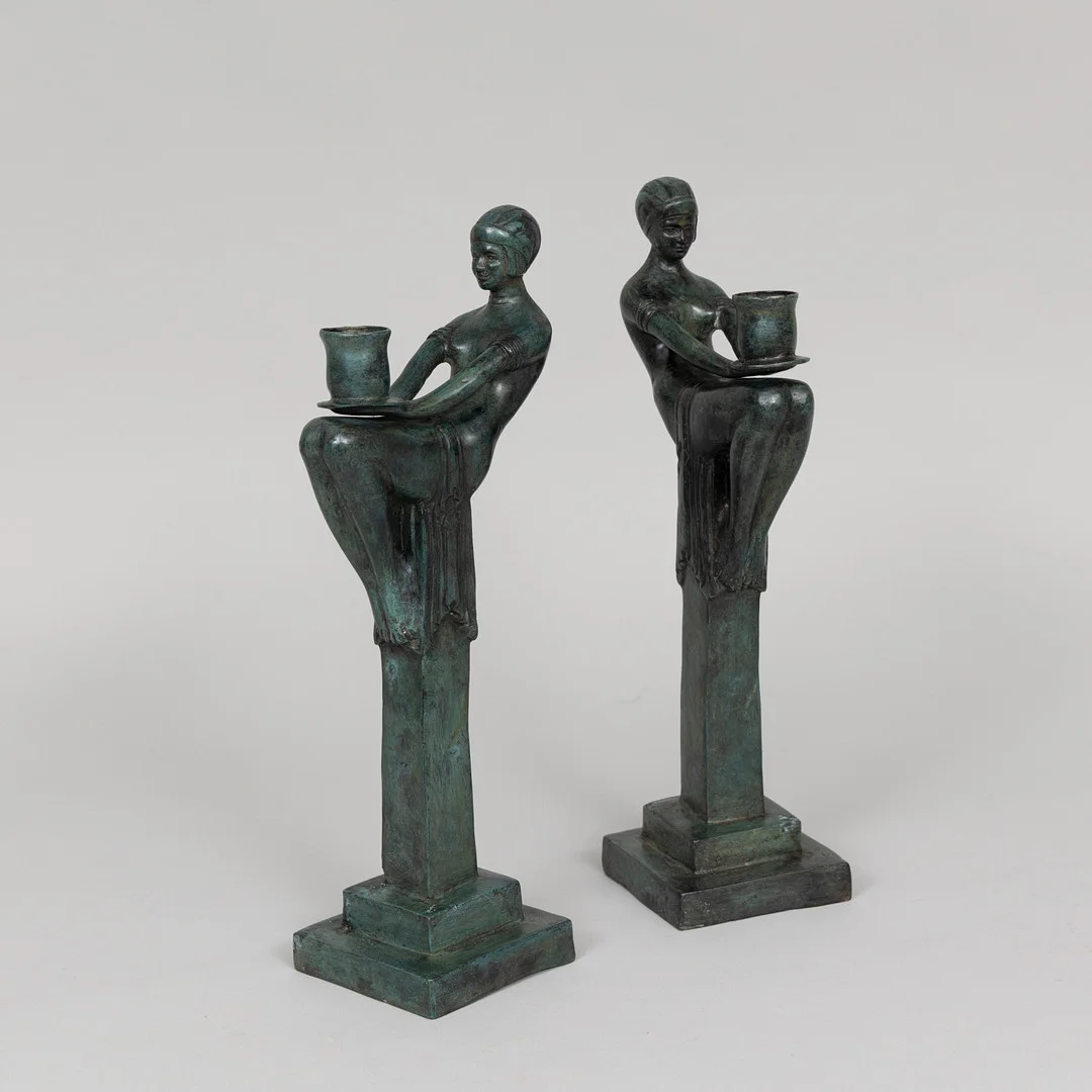 LJUSSTAKAR, 2 st, Kvinna med ljushållare, grönpatinerad brons, art deco-stil, stämplade APG. — Sculptures & Bronzes — Garpenhus Auktioner