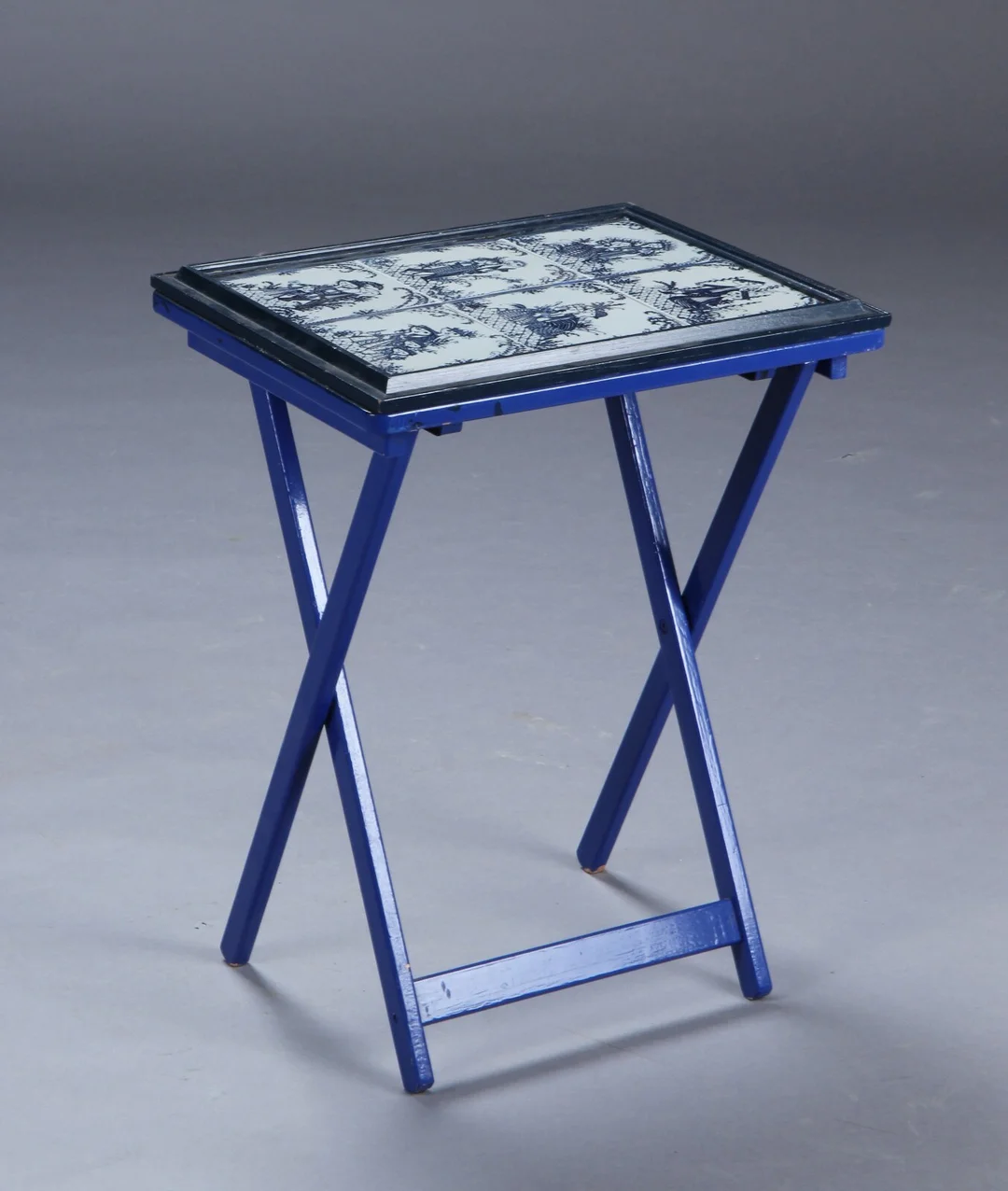 Lille klapbord indlagt med seks Bjørn Wiinblad kakler. — Furniture/Coffee tables, occasional tables — Lauritz