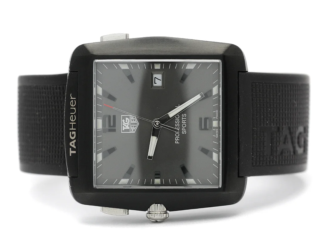 TAG HEUER, Professional Sports "Golf", Cal 1005, Serie nr. ERK7323, Ref nr. WAE1113.FT6004, herrur, 36,5 x 33 (37) mm, stål/titan, quartz, safirglas, datum, integrerat gummiband, cert (ej komplett), ca september 2008, box, ytterkartong. — Klockor/Tag Heuer — Kaplans