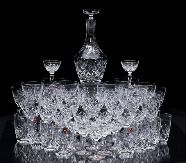 GUNNAR CYRÉN. Servisdelar, 49 st, glas, "Karolina", Orrefors.
