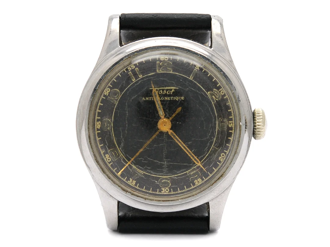 TISSOT, Antimagnetique, Cal 27-23, Serie nr. 1775698, Boett nr. 6072/5 / 6076, herrur, 31 mm, stål, manuell, plexiglas (skadat), liten sekundvisare, skadad urtavla, läderband, ca 1945. — Klockor/Tissot — Kaplans