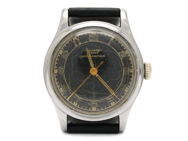TISSOT, Antimagnetique, Cal 27-23, Serie nr. 1775698, Boett nr. 6072/5 / 6076, herrur, 31 mm, stål, manuell, plexiglas (skadat), liten sekundvisare, skadad urtavla, läderband, ca 1945.