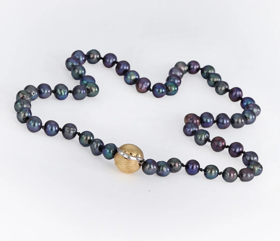 Ole Lynggaard. 'Smile' ball clasp of 14 kt. gold and white gold with peacock-colored pearl chain (2) — Jewellery/Necklaces, pendants — Lauritz