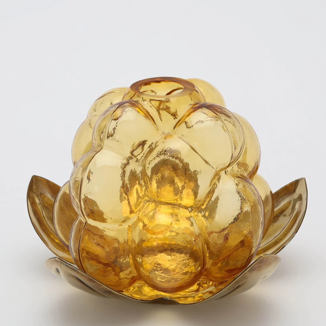 GUNNAR MUSKOS. Ljuslykta, mässing & glas, "Hjortron", Trollheden Design, 1900-tal. — Candlesticks — Auktionsmagasinet Vänersborg