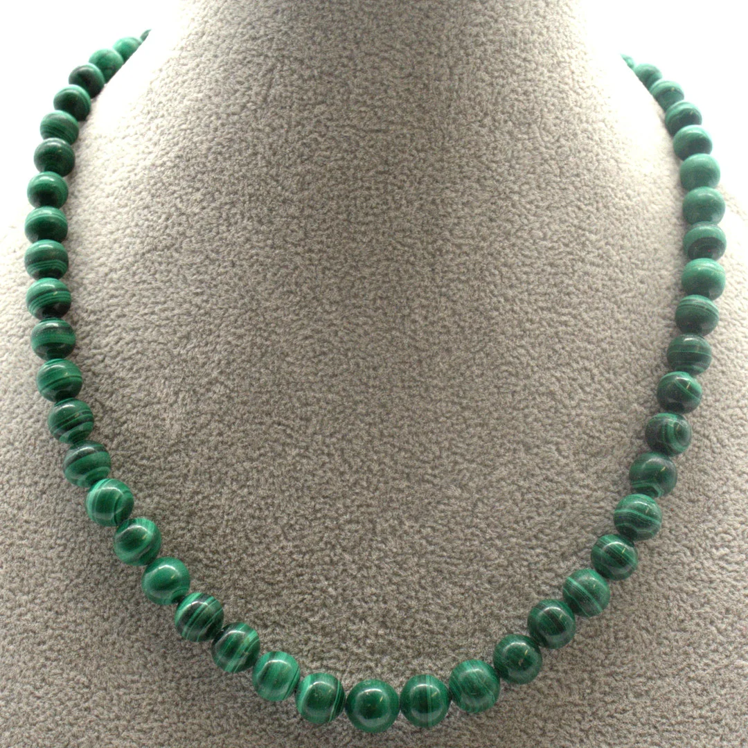 PERLENCOLLIER AUS MALACHIT, MIT SCHRAUBVERSCHLUSS CA. 42 CM, VINTAGE. — Necklace — Kunst- und Auktionshaus Kleinhenz