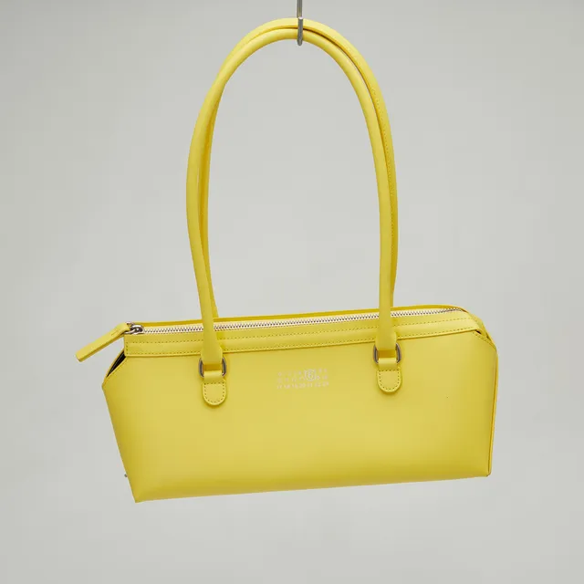 MM6 MAISON MARGIELA. Gelbe Handtasche, Schultertasche / Handtasche, Modell 'Bauletto', Kalbsleber, SS 2026, Frankreich.