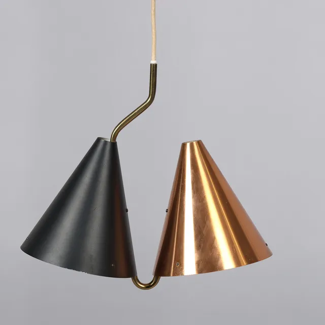 BENT KARLBY. TILSKREVET. Loftslampe / pendel, kobber og sort matlakeret metal, stamme af messing, to lyskilder, Lyfa, Danmark, 1900-tallets midte.
