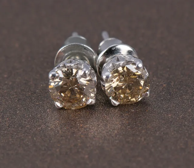 Et par brillant- solitaireørestikker af 14 kt. hvidguld, i alt ca. 1.01 ct. (2)