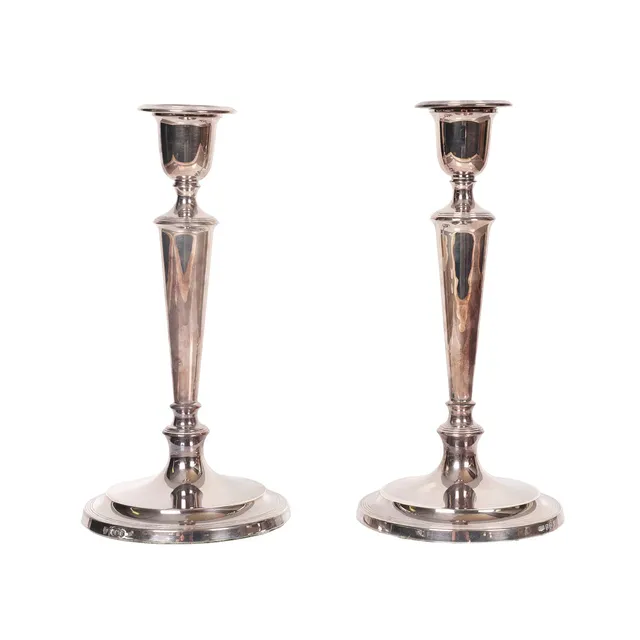 A PAIR OF ELIZABETH II SILVER CANDLESTICKS (2).