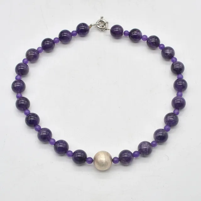 DESIGNERCOLLIER AUS AMETHYST, KLEINE UND GROSSE PERLEN, VERSILBERTE ZIERPERLE UND VERSCHLUSS, SPÄTES 20. JAHRHUNDERT.