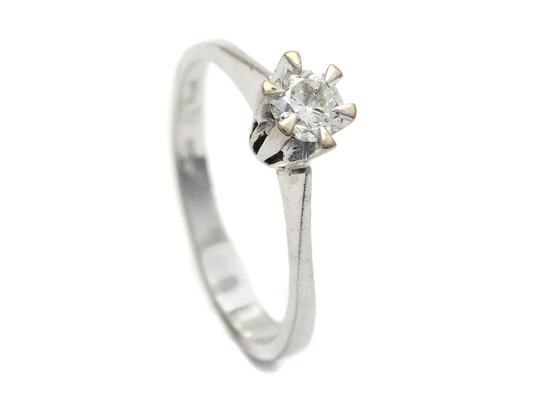 ENSTENSRING, 18K vitguld, briljantslipad diamant 0,31 ct enligt gravyr, ca W/VS, Stjärnringen, Strömdahl, stl 16,25 mm, vikt 2,2 g. — Smycken/Enstensring — Kaplans