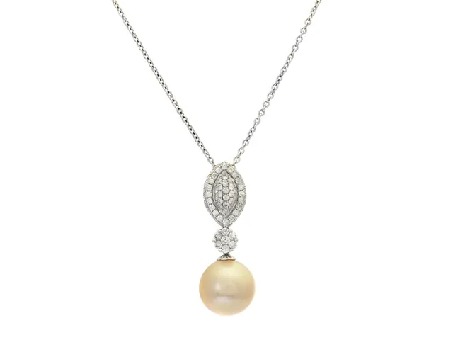 HÄNGE MED KEDJA, 18K vitguld, South sea pärla 13,5 mm, 75 briljantslipade diamanter ca 0,90 ctv, ca TW-TCa/VS-P, längd 45 cm, vikt 9,1 g.