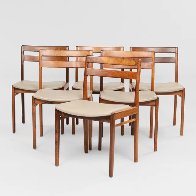 HENRY ROSENGREN HANSEN. Sæt på seks stole af palisander, sæder betrukket med gråt skind, model nr. 58, Brande Møbelfabrik, Danmark, 1960'erne, (1+2).