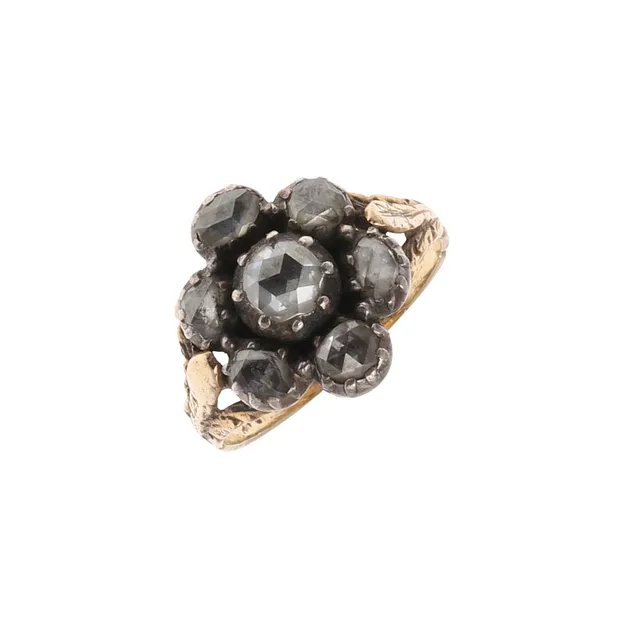 A VICTORIAN DIAMOND CLUSTER RING.