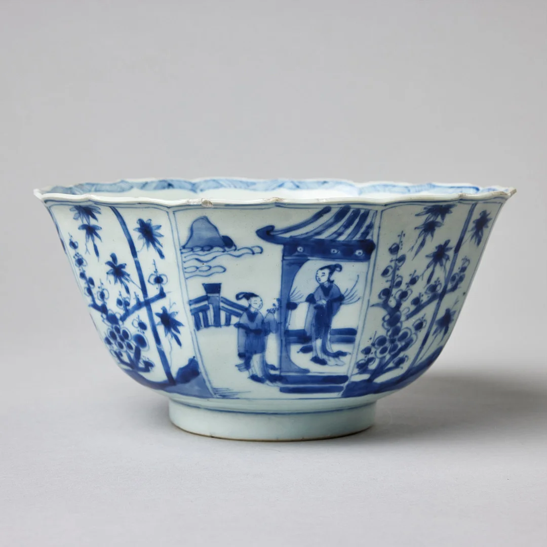 A BLUE AND WHITE OCTAGONAL AND LOBED BOWL, Kangxi period (1662-1722). — Oriental — Stockholms Auktionsverk Magasin 5