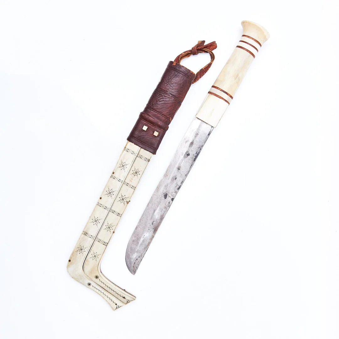 ANDERS FANKKI. huggare, Kaitum, 37 cm, signerad, skaft i renhorn med lameller i björk, blad i kolstål, slida i renhorn med graverad dekor, monogramsignerad AF. — Ethnographica — Stockholms Auktionsverk Sickla