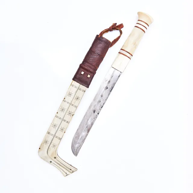 ANDERS FANKKI. huggare, Kaitum, 37 cm, signerad, skaft i renhorn med lameller i björk, blad i kolstål, slida i renhorn med graverad dekor, monogramsignerad AF.
