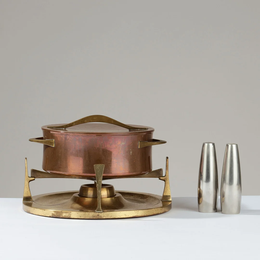 JENS HARALD QUISTGAARD. Fondue set from the 'Quistgaard's Copper' series and torpedo-shaped 'Odin' salt & pepper set, made of copper/brass/pewter/stainless steel/teak, Dansk Designs/Brdr. Hartmann, Denmark, 1950/60s, (3). — Pewter, Brass & Copper — Palsgaard Kunstauktioner