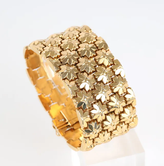 An Italian wide bracelet of 18k gold. Weight 80.8 g. Ca. The 1960s.