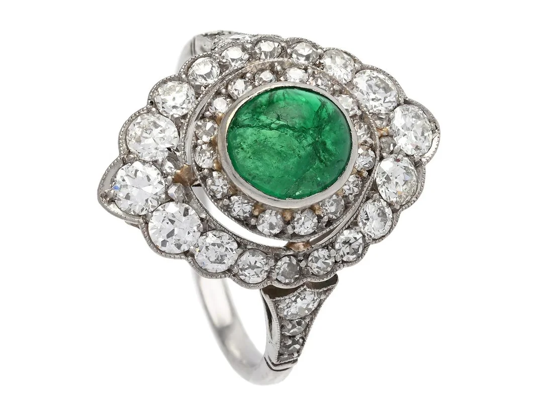 RING, platina, cabochonslipad smaragd, 40 gammal- och äldre åttkantslipade diamanter ca 1,25 ctv, 4 små rosenslipade diamanter, Art Deco, 1920/30-tal, stl 17,75 mm, vikt 4,8 g, smaragden har sprickor som når ytan samt nagg, lagningar. — Smycken/Ring — Kaplans
