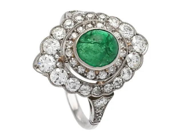 RING, platina, cabochonslipad smaragd, 40 gammal- och äldre åttkantslipade diamanter ca 1,25 ctv, 4 små rosenslipade diamanter, Art Deco, 1920/30-tal, stl 17,75 mm, vikt 4,8 g, smaragden har sprickor som når ytan samt nagg, lagningar.