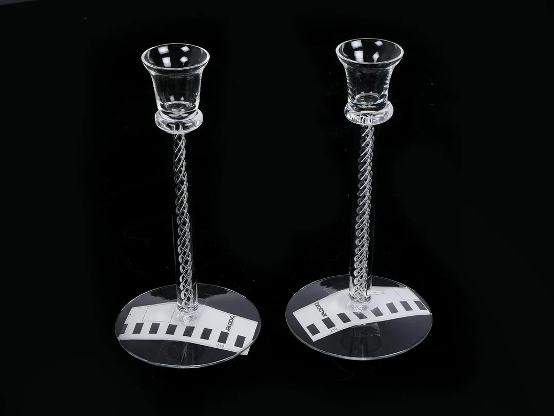 Johansfors ljusstakar 2st höjd:160mm Ø35mm i glas år ca: 1900-talets mitt — Glas/Övrigt — Kaplans