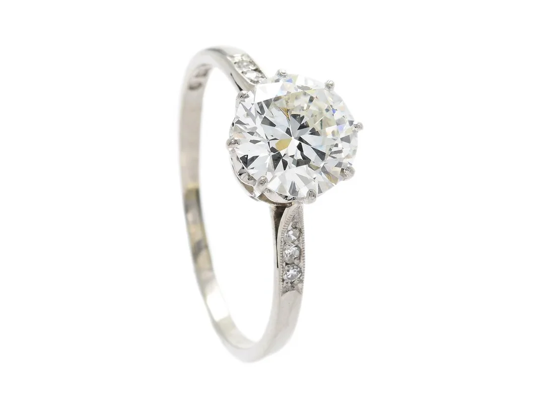 RING, platina, äldre briljantslipad diamant ca 1,50 ct, ca TCr(I)/VS1, 6 åttkantslipade diamanter ca 0,03 ctv, K. Andersson, Stockholm 1930, stl 18,25 mm, vikt 2,9 g. — Smycken/Ring — Kaplans