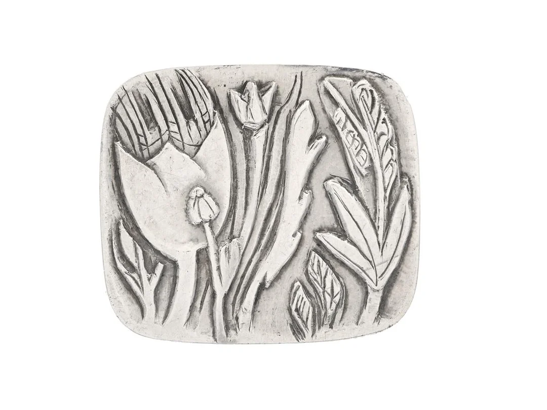 BROSCH, silver, blommotiv, Atelje Ture Jerkeman, Stockholm 1947, mått 33x35 mm, vikt 16 g. — Smycken/Brosch — Kaplans