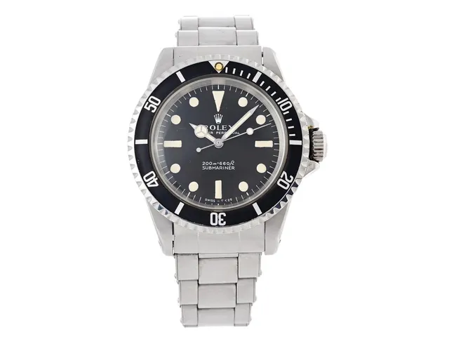 ROLEX, Oyster Perpetual, Submariner (200m=660ft, Swiss-T<25), s.k. "Meter First", Ref nr. 5513, Serie nr. 1420454, Cal 1520, Boett nr. 5513 (1.66), herrur, 39 mm, stål, automatisk, plexiglas, defekt (går ej, behov av service), Oysterlänk (Flushfit), viklås, Ref nr. 7206-1.69/80, tillverkad första kvartalet 1966, box, ytterkartong.